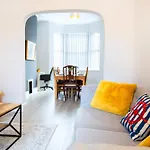 4 Bedrooms Spacious House With 2 Bathrooms Free Parking - Sleeps Up To 10 Guests