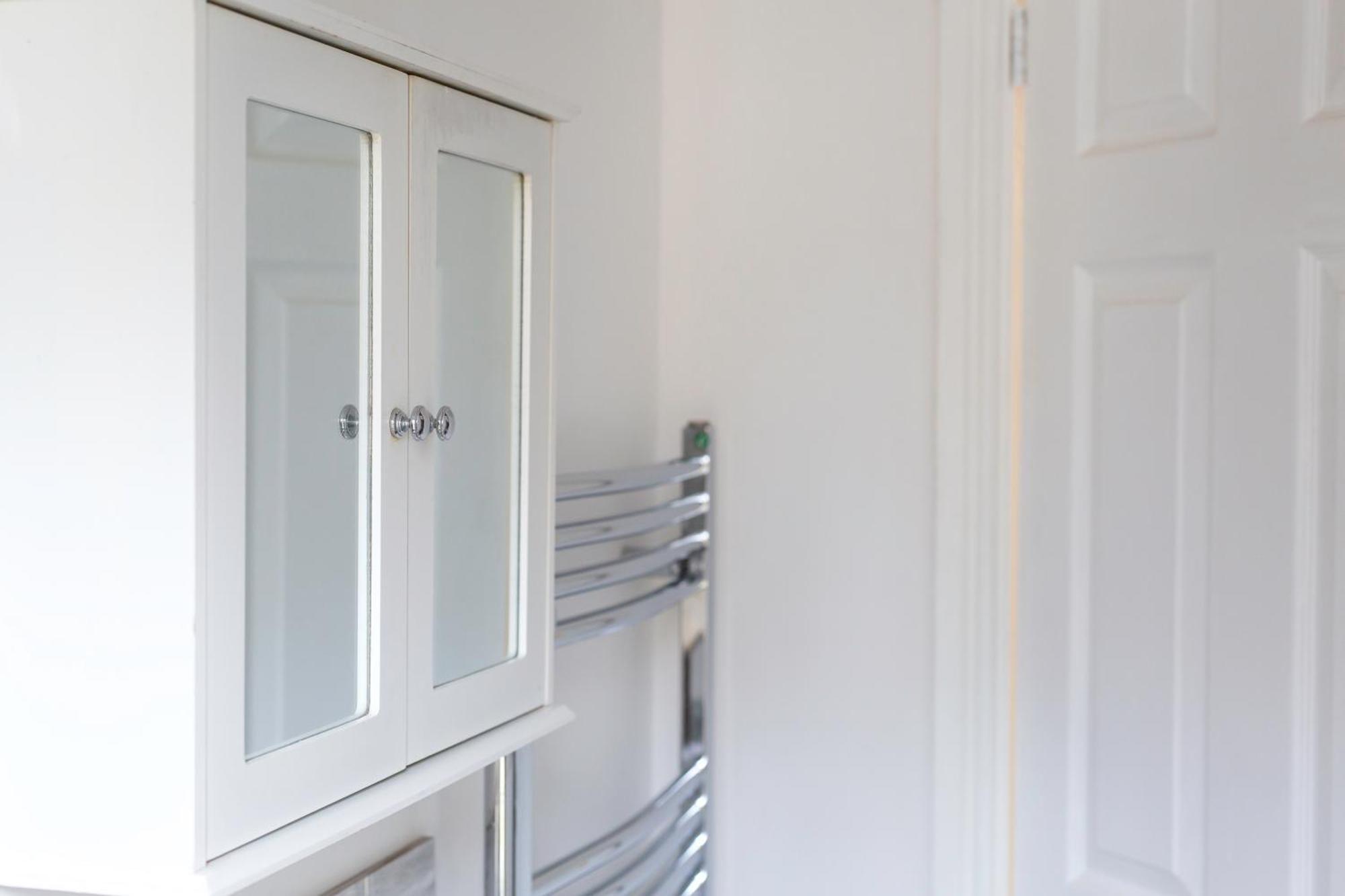 4 Bedrooms Spacious House With 2 Bathrooms Free Parking - Sleeps Up To 10 Guests Holiday home Liverpool