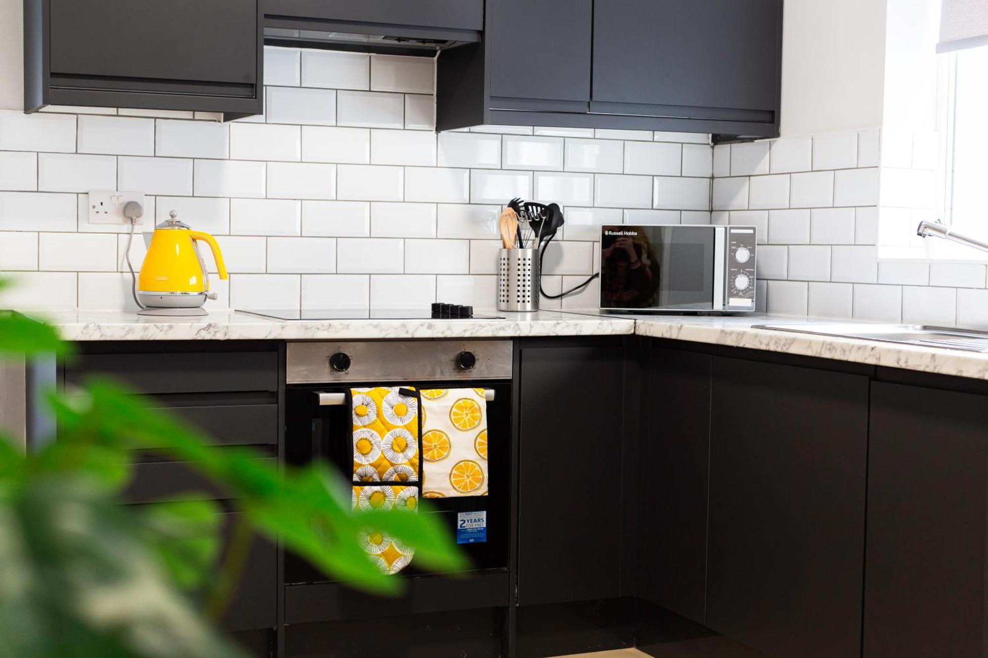 Holiday home 4 Bedrooms Spacious House With 2 Bathrooms Free Parking - Sleeps Up To 10 Guests *