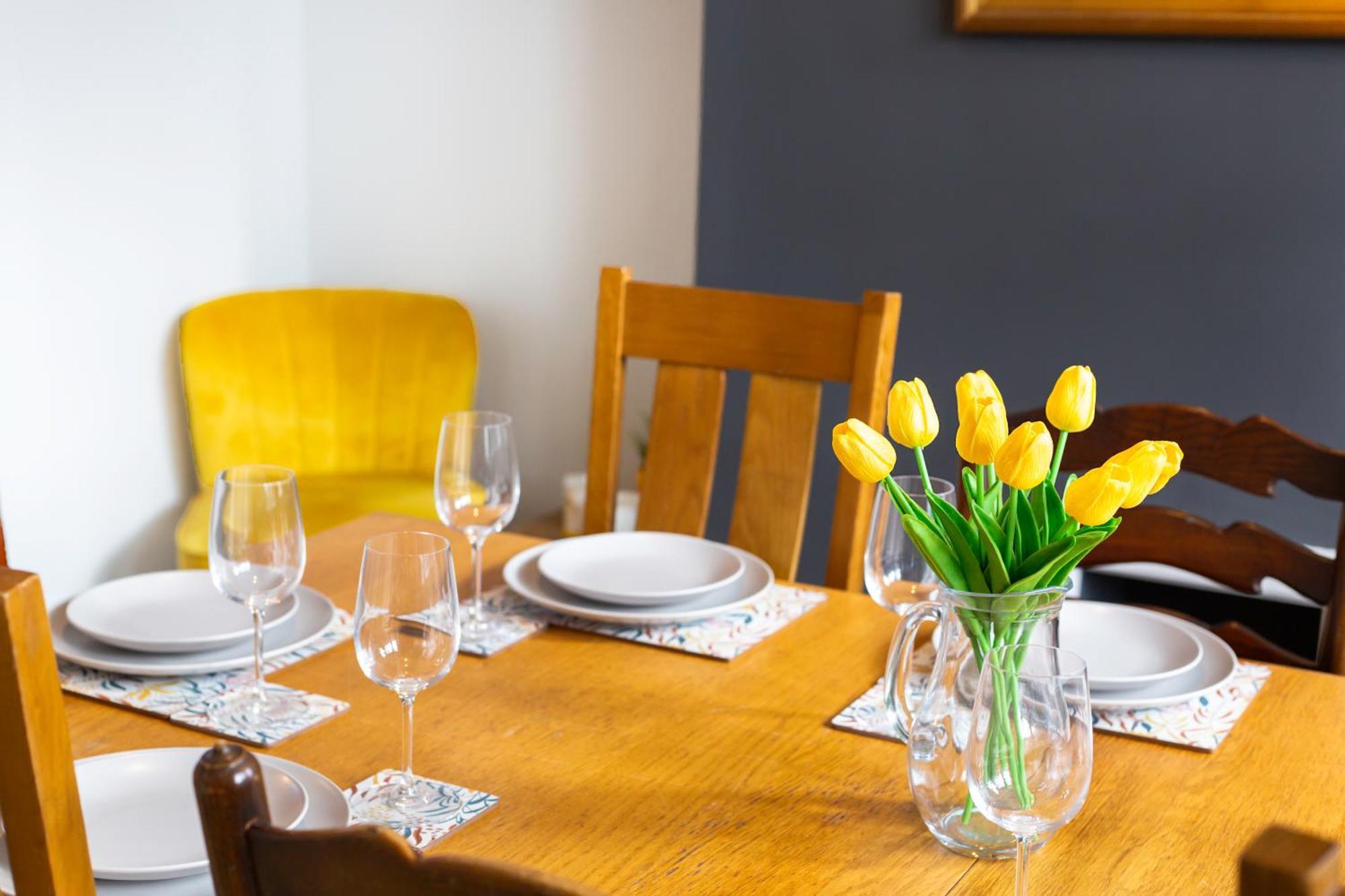 4 Bedrooms Spacious House With 2 Bathrooms Free Parking - Sleeps Up To 10 Guests Holiday home