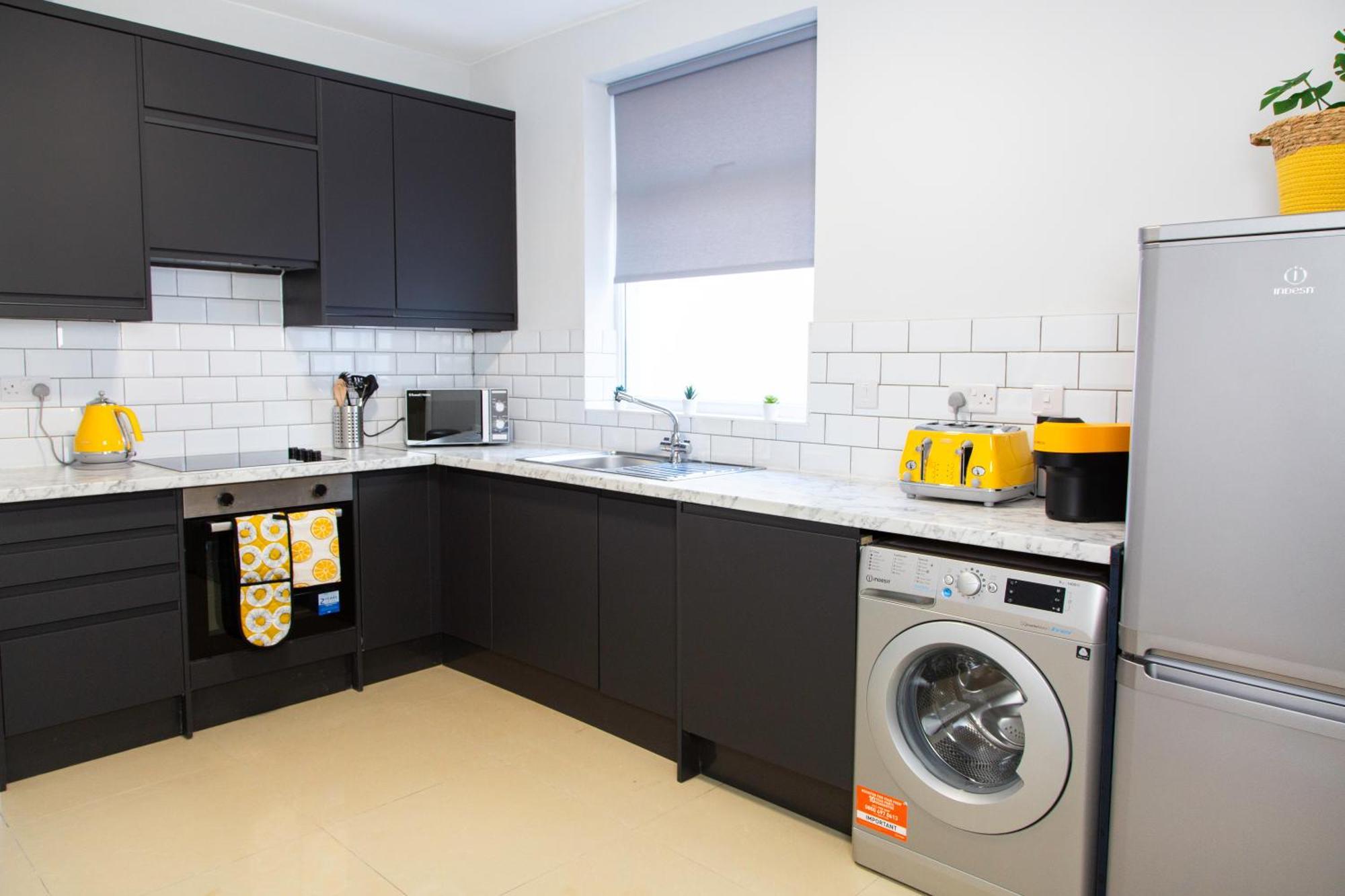 4 Bedrooms Spacious House With 2 Bathrooms Free Parking - Sleeps Up To 10 Guests Holiday home *