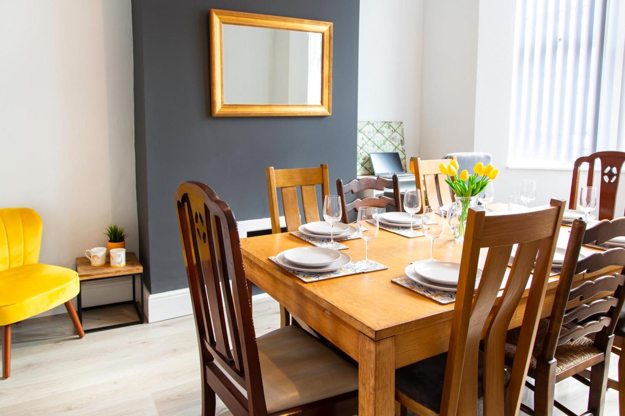 4 Bedrooms Spacious House With 2 Bathrooms Free Parking - Sleeps Up To 10 Guests Holiday home