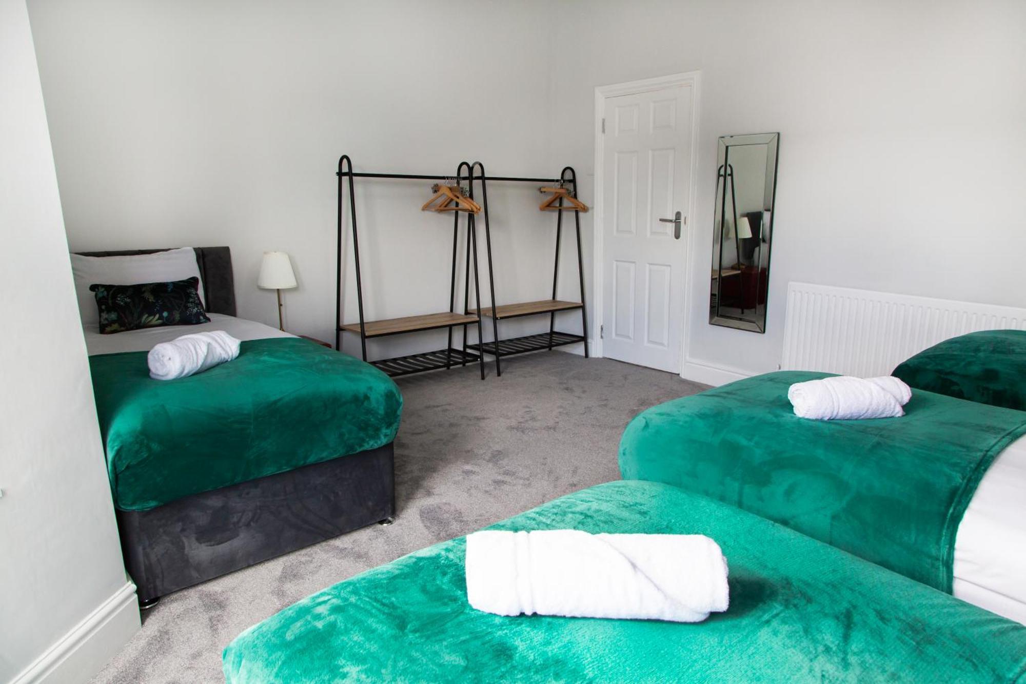 4 Bedrooms Spacious House With 2 Bathrooms Free Parking - Sleeps Up To 10 Guests Holiday home *