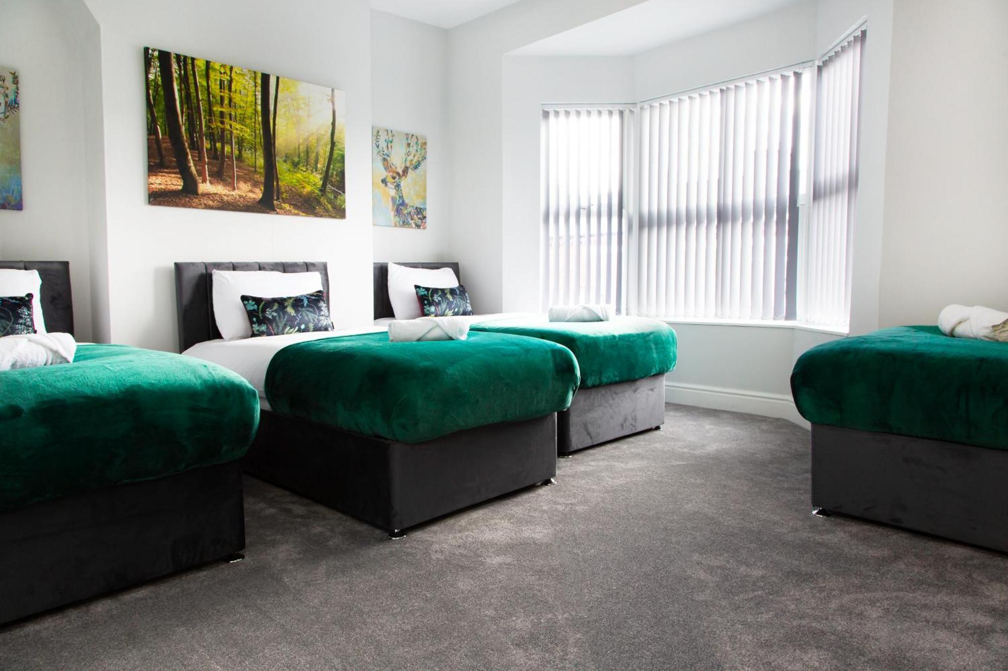 4 Bedrooms Spacious House With 2 Bathrooms Free Parking - Sleeps Up To 10 Guests