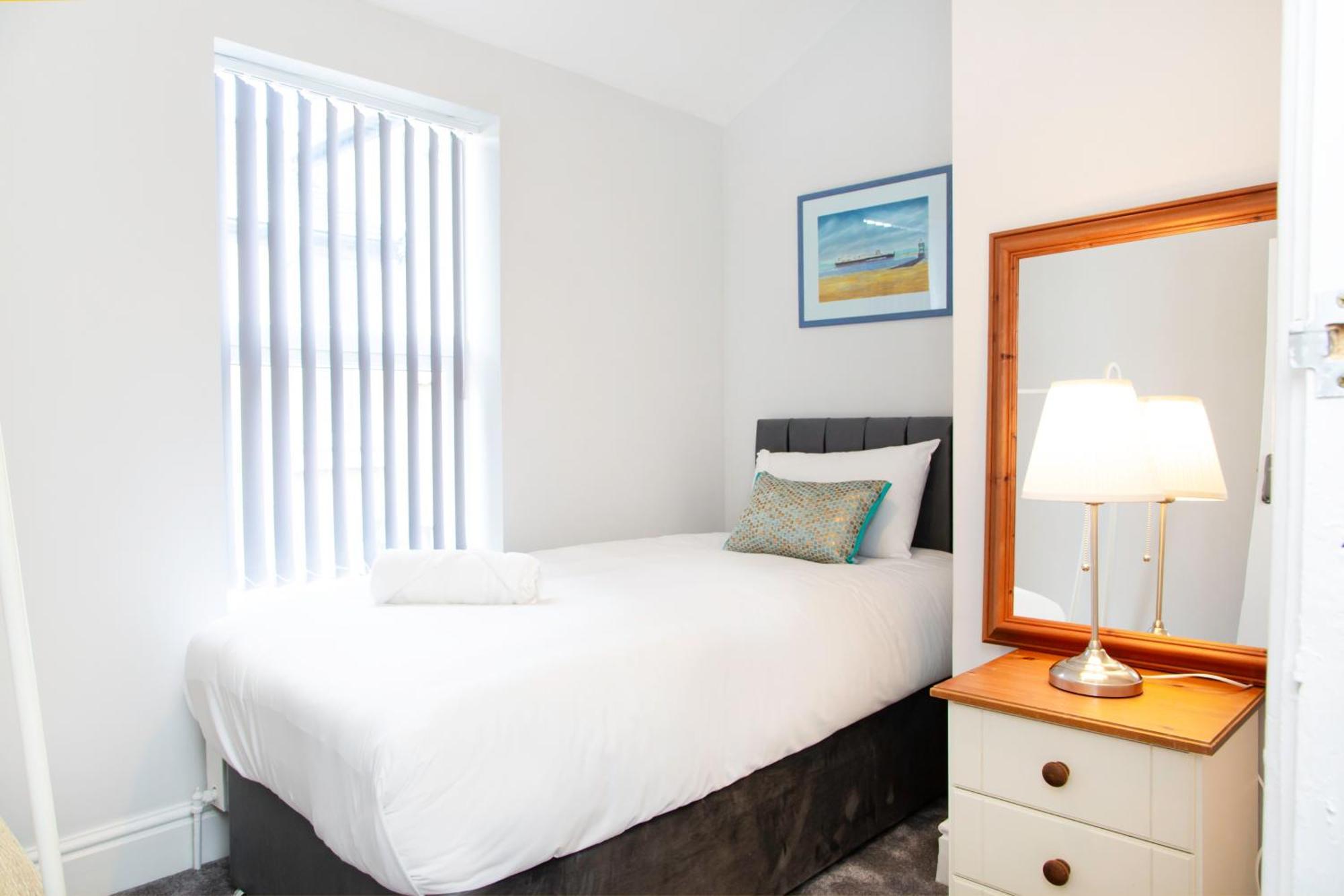4 Bedrooms Spacious House With 2 Bathrooms Free Parking - Sleeps Up To 10 Guests Liverpool