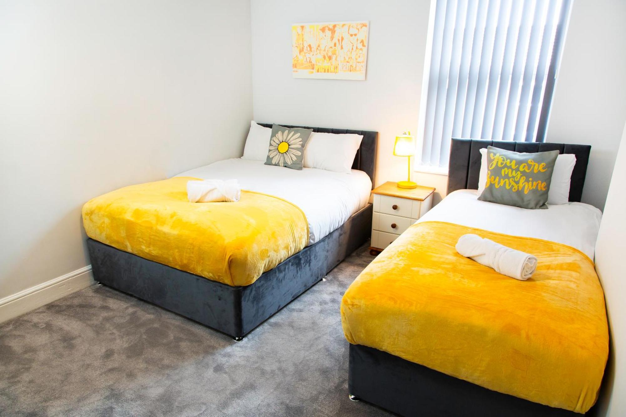 Holiday home 4 Bedrooms Spacious House With 2 Bathrooms Free Parking - Sleeps Up To 10 Guests *