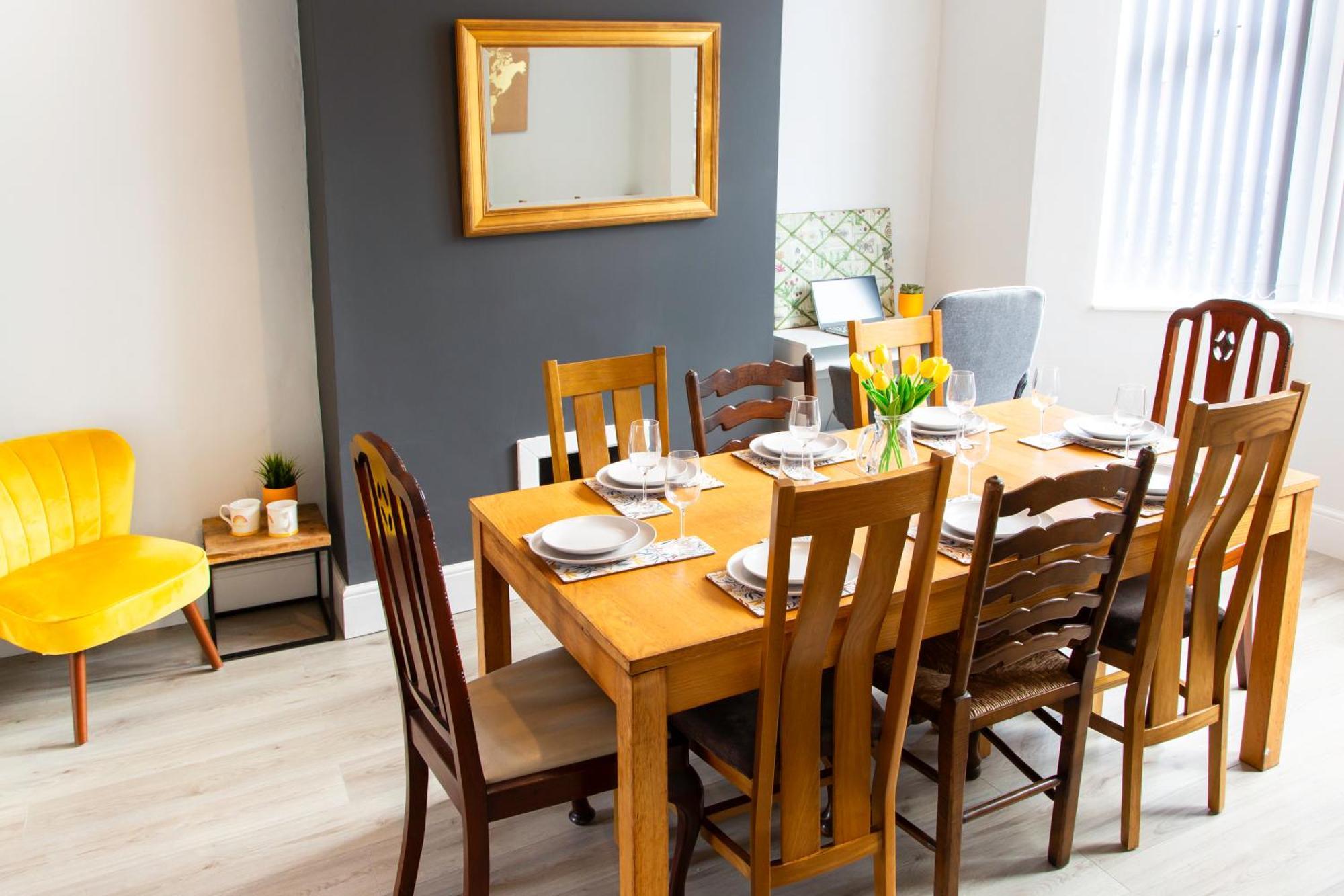 Holiday home 4 Bedrooms Spacious House With 2 Bathrooms Free Parking - Sleeps Up To 10 Guests Liverpool